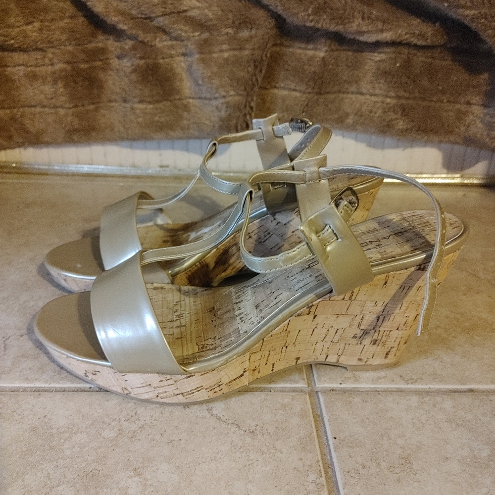 Bandolino Wedges - Picture 3 of 8